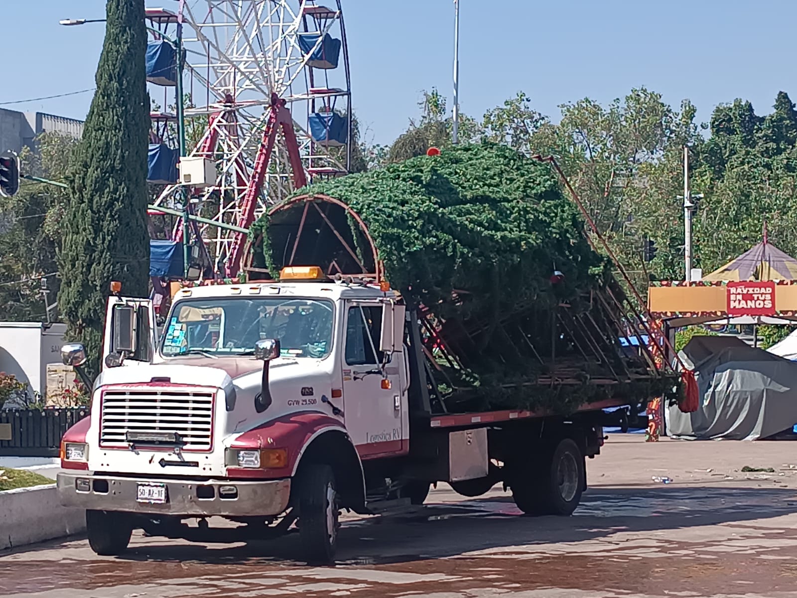 Grúa plataforma realizando traslado de vehículo en Ciudad de México